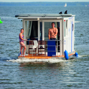 Ein Paar steht auf der Veranda des Febo720 Cabin