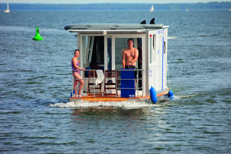 Ein Paar steht auf der Veranda des Febo720 Cabin