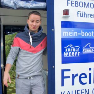 Ein Mann schaut aus dem Febo 720 open zum wasser