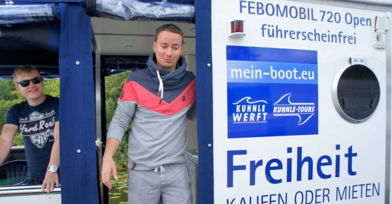 Ein Mann schaut aus dem Febo 720 open zum wasser