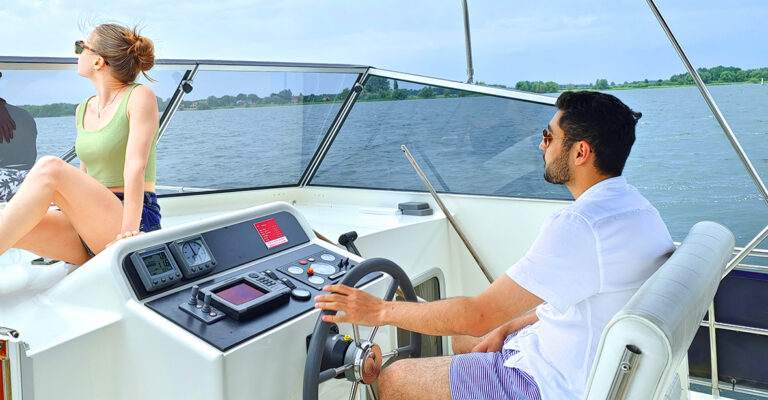 Ein Mann sitzt am außenfahrstand der Pedro Levanto und steuert das Boot.