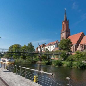 Der alte Hafen in Rathenow mit Blick auf die Sankt-Marien-Andreas Kirche