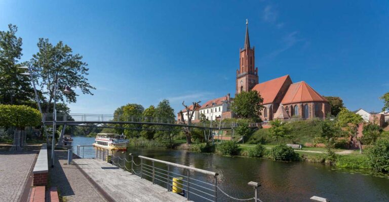 Der alte Hafen in Rathenow mit Blick auf die Sankt-Marien-Andreas Kirche