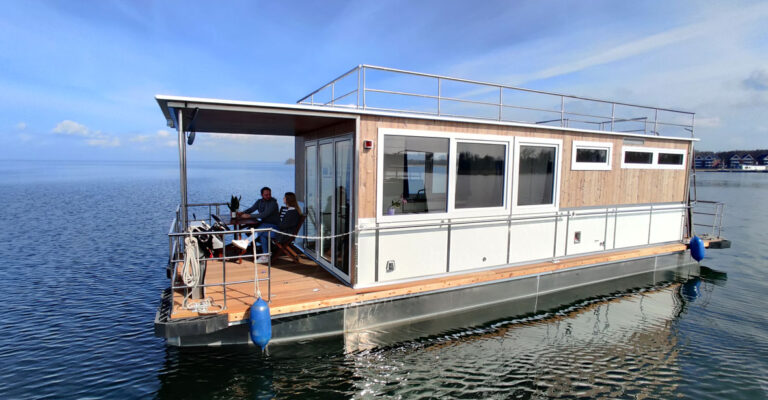 Außenansicht des Saunahausbootes auf der Müritz