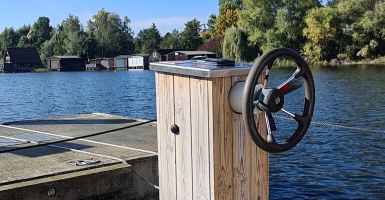 Der Steuerstand der Sundeck 400. Die Verkleidung ist in Holzoptik.