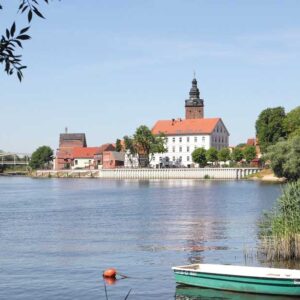 Kanal in Havelberg mit Blick auf ein Gebäude im romantischen Stil.