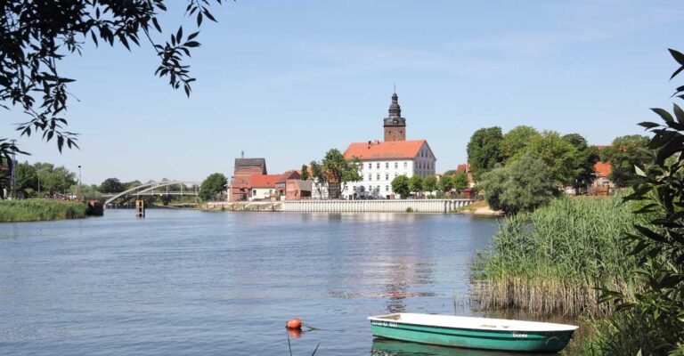 Kanal in Havelberg mit Blick auf ein Gebäude im romantischen Stil.