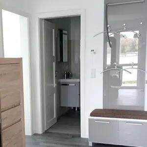 Flur mit Garderobe und Blick zum Badezimmer