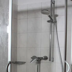 Dusche mit Warmwasser und beweglichem Duschkopf