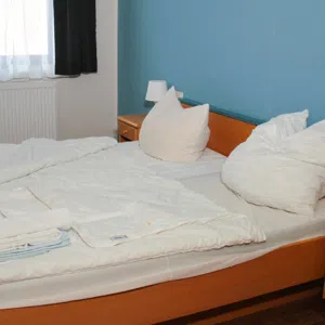 Schlafzimmer mit Doppelbett und Sessel