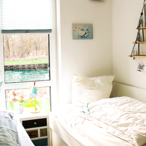 Kinderzimmer mit Blick zum Wasser