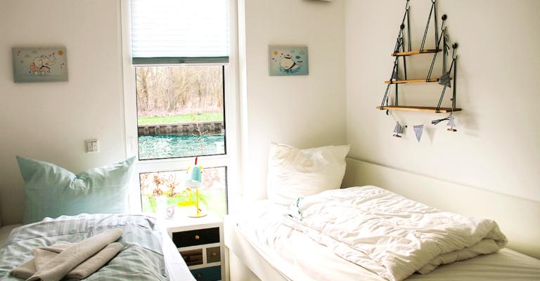 Kinderzimmer mit Blick zum Wasser