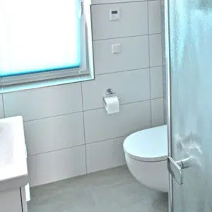 Badezimmer Toilette und Dusche