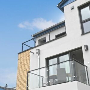 Balkon mit Hafenblick