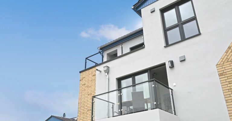 Balkon mit Hafenblick