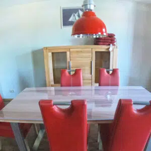 Esstisch mit sechs Stühlen