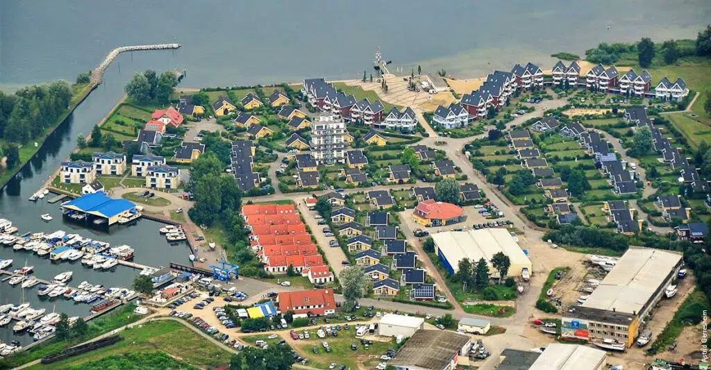 Luftaufnahme vom Hafendorf Müritz