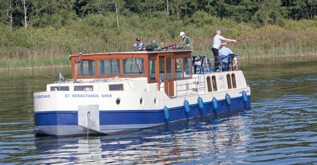 5 Männer angeln von einem Hausboot aus