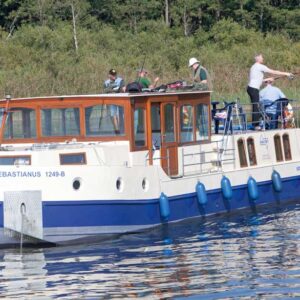 5 Männer angeln von einem Hausboot aus