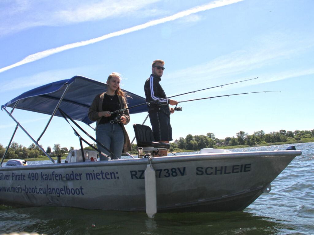 Ein Paar angelt von einem kleinen Boot aus