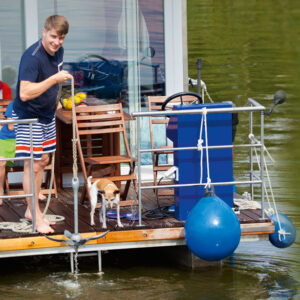 Hausboot mit einer Mutter und 3 Kindern auf der Badeplattform