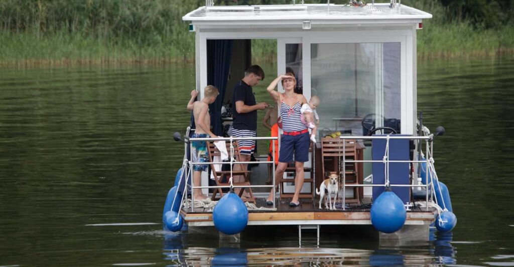 Familie mit Baby und Hund auf dem Febomobil