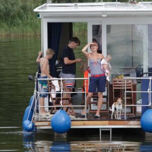 Familie mit Baby und Hund auf dem Febomobil