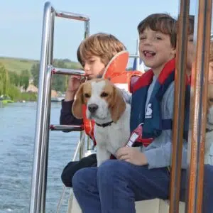 2 Kinder und ein Hund an Deck der Kormoran